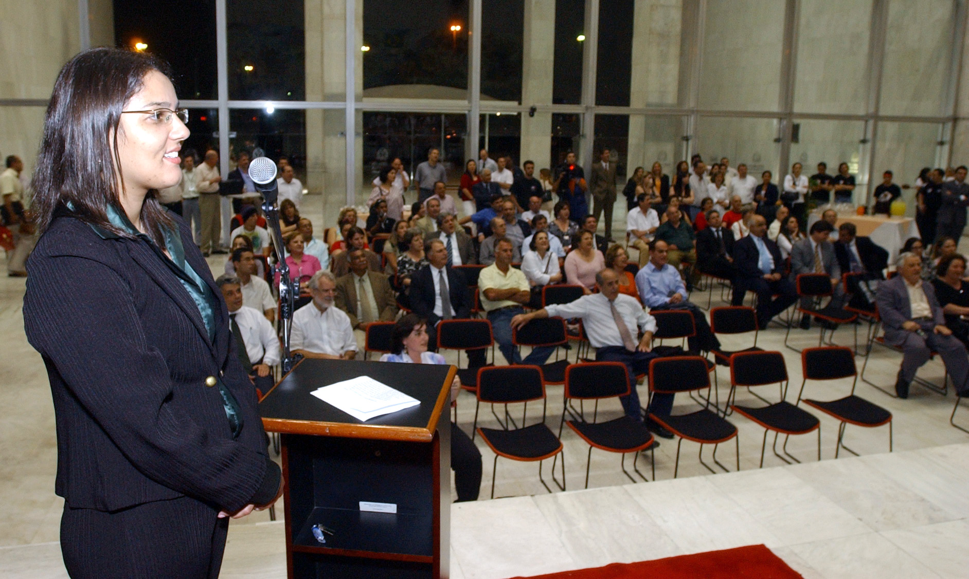 A deputada Patrcia Lima (PR), autora da homenagem, fez as honras da Casa e, mostrando intimidade com o repertrio do grupo, conduziu a apresentao.<a style='float:right;color:#ccc' href='https://www3.al.sp.gov.br/repositorio/noticia/03-2008/DEMONIOS DA GAROA dep patricia ROB.jpg' target=_blank><i class='bi bi-zoom-in'></i> Clique para ver a imagem </a>